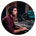 Shedy Antigiovanni davanti alla console audio mentre cura la registrazione di un podcast economico